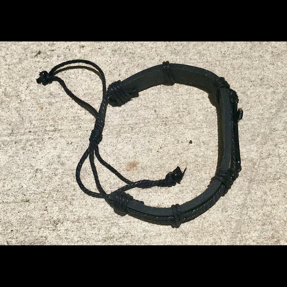 NWT New!!!!  Leather Cross adjustable bracelet - Picture 4 of 6